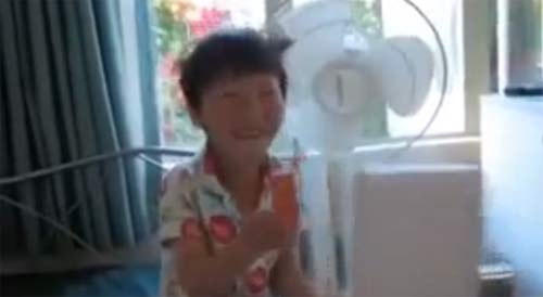 เผยคลิปน่ารัก! เด็กน้อยจีนจ๋อยเปิดของขวัญ เจอท่อนแครอท
