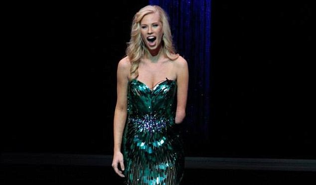 นิโคล เคลลี่ สาวพิการแขนคว้าตำแหน่งมิสไอโอวา อเมริกา สำเร็จ