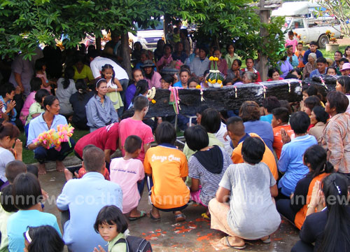 ชาวทุ่งใหญ่แห่ขอหวย เรือตะเคียนทองโบราณอายุนับร้อยปี ชาวทุ่งใหญ่แห่ขอหวย เรือตะเคียนทองโบราณอายุนับร้อยปี