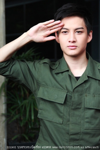 ครึกครื้น! กอล์ฟ-เต้ย นำทีมบวงสรวง ระเบิดเที่ยงแถวตรง