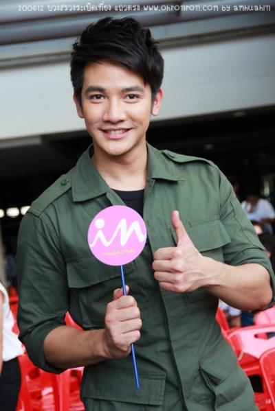 ครึกครื้น! กอล์ฟ-เต้ย นำทีมบวงสรวง ระเบิดเที่ยงแถวตรง