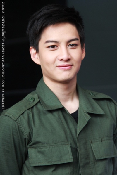 ครึกครื้น! กอล์ฟ-เต้ย นำทีมบวงสรวง ระเบิดเที่ยงแถวตรง