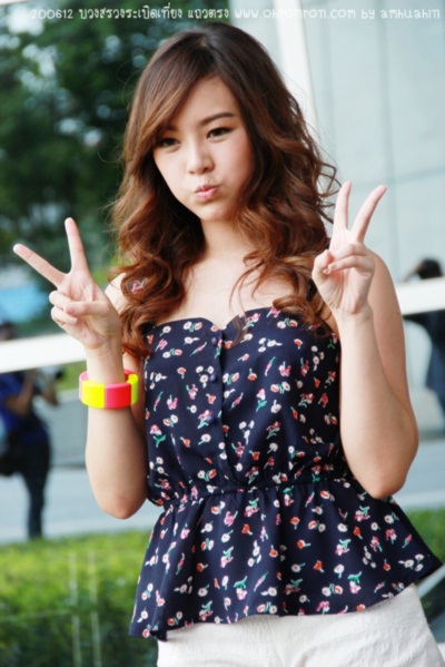 ครึกครื้น! กอล์ฟ-เต้ย นำทีมบวงสรวง ระเบิดเที่ยงแถวตรง