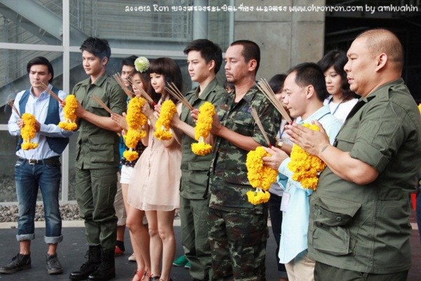 ครึกครื้น! กอล์ฟ-เต้ย นำทีมบวงสรวง ระเบิดเที่ยงแถวตรง