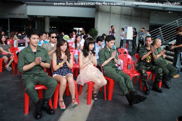 ครึกครื้น! กอล์ฟ-เต้ย นำทีมบวงสรวง ระเบิดเที่ยงแถวตรง