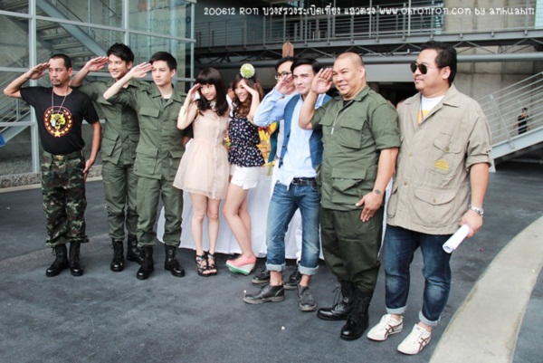 ครึกครื้น! กอล์ฟ-เต้ย นำทีมบวงสรวง ระเบิดเที่ยงแถวตรง