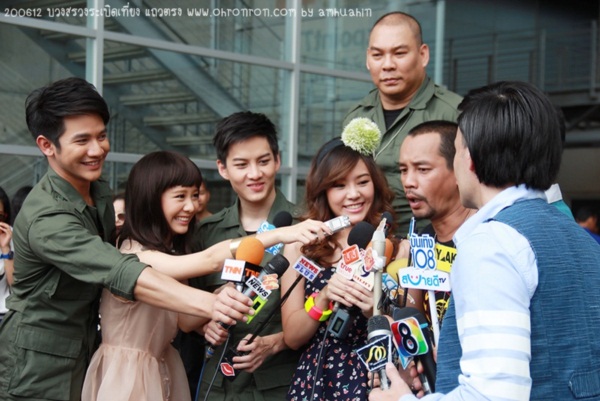 ครึกครื้น! กอล์ฟ-เต้ย นำทีมบวงสรวง ระเบิดเที่ยงแถวตรง