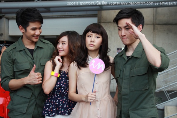 ครึกครื้น! กอล์ฟ-เต้ย นำทีมบวงสรวง ระเบิดเที่ยงแถวตรง
