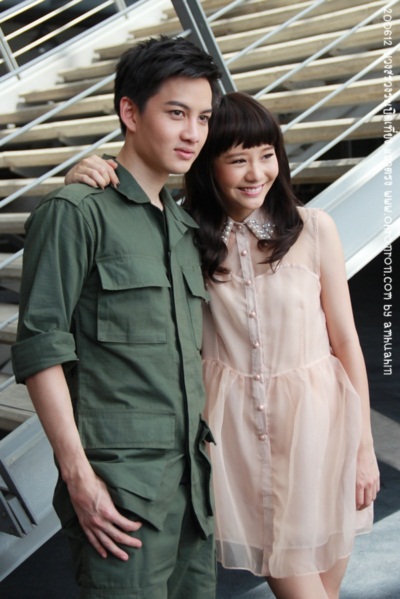 ครึกครื้น! กอล์ฟ-เต้ย นำทีมบวงสรวง ระเบิดเที่ยงแถวตรง