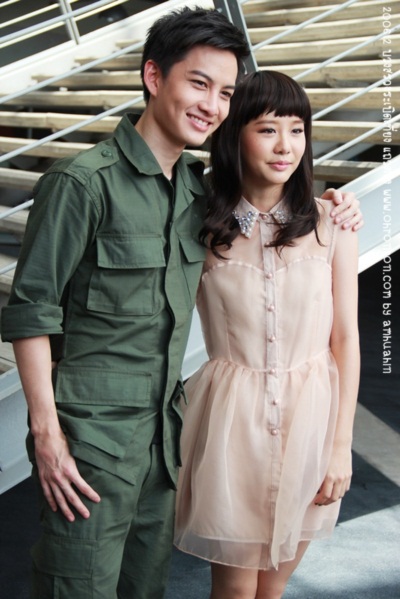 ครึกครื้น! กอล์ฟ-เต้ย นำทีมบวงสรวง ระเบิดเที่ยงแถวตรง