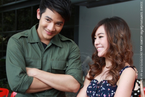 ครึกครื้น! กอล์ฟ-เต้ย นำทีมบวงสรวง ระเบิดเที่ยงแถวตรง