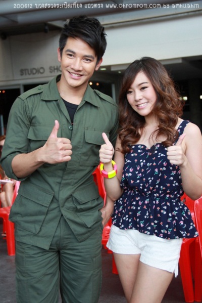 ครึกครื้น! กอล์ฟ-เต้ย นำทีมบวงสรวง ระเบิดเที่ยงแถวตรง