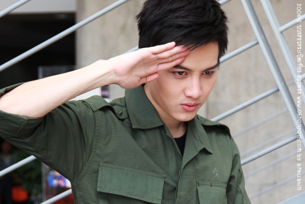 ครึกครื้น! กอล์ฟ-เต้ย นำทีมบวงสรวง ระเบิดเที่ยงแถวตรง