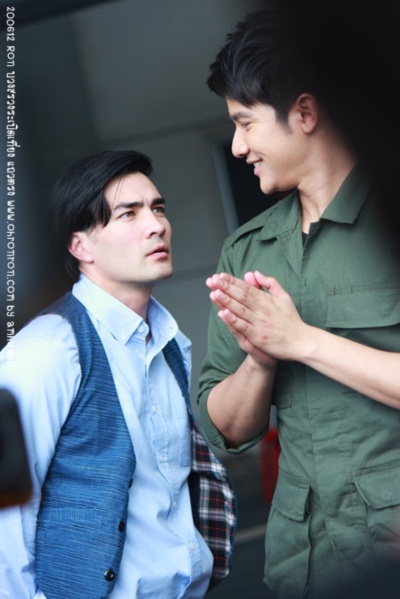 ครึกครื้น! กอล์ฟ-เต้ย นำทีมบวงสรวง ระเบิดเที่ยงแถวตรง