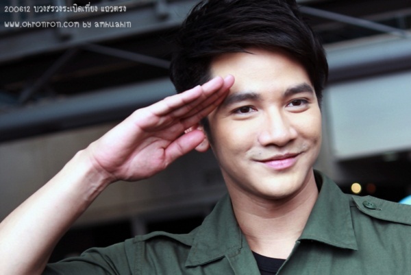 ครึกครื้น! กอล์ฟ-เต้ย นำทีมบวงสรวง ระเบิดเที่ยงแถวตรง