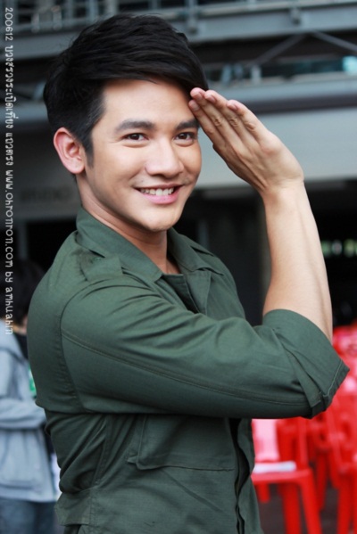 ครึกครื้น! กอล์ฟ-เต้ย นำทีมบวงสรวง ระเบิดเที่ยงแถวตรง