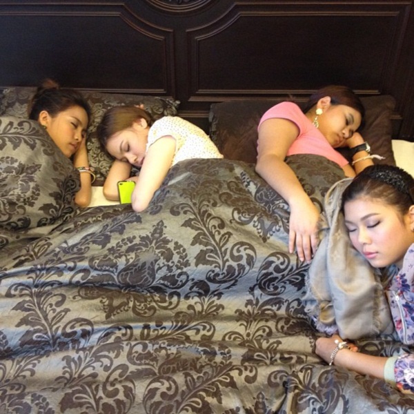 ภาพเบื้องหลัง ปัญญาชนก้นครัว ฮา ๆ ปนน่ารัก
