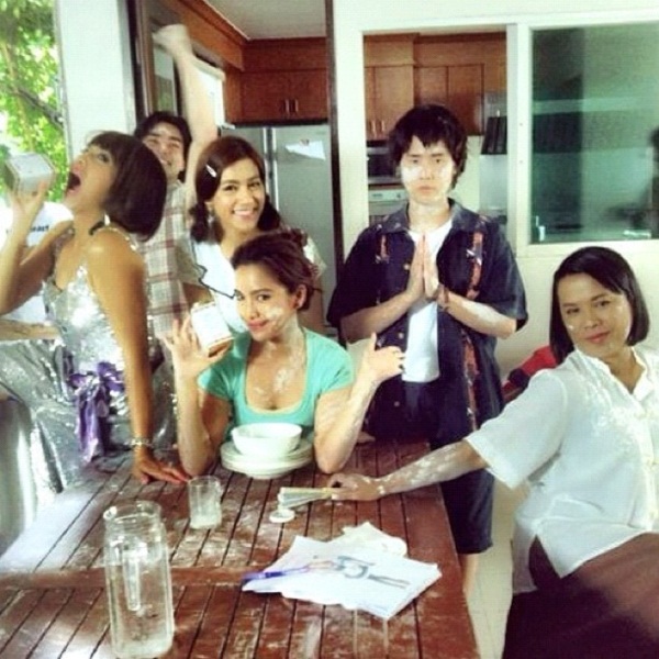 ภาพเบื้องหลัง ปัญญาชนก้นครัว ฮา ๆ ปนน่ารัก