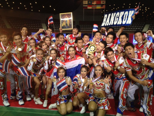 วี๊ดบึ้มกระหึ่มโลก! เชียร์ลีดดิ้ง ม.กรุงเทพ คว้าแชมป์เอเชีย