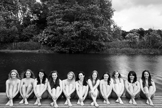 แก๊ง นศ. สาวในอังกฤษเมินเสียงวิจารณ์ แก้ผ้าถ่ายปฏิทินนู้ดอีกระลอก