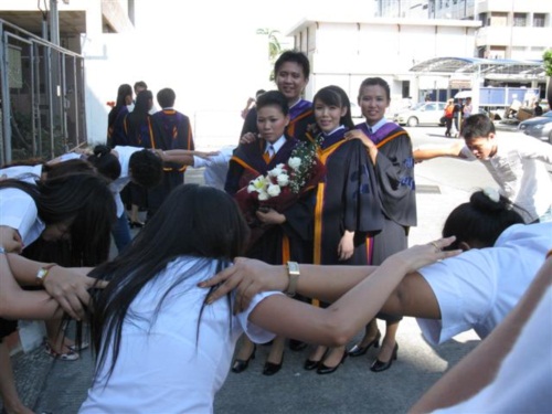 ม.รามฯ ออกกฎห้ามนำ ดอกไม้-ของขวัญ เข้ามาในงานรับปริญญา