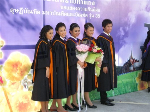 ม.รามฯ ออกกฎห้ามนำ ดอกไม้-ของขวัญ เข้ามาในงานรับปริญญา