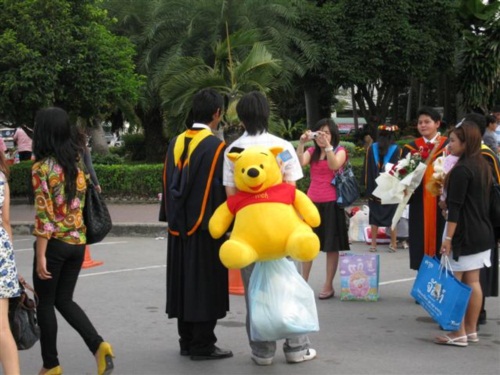 ม.รามฯ ออกกฎห้ามนำ ดอกไม้-ของขวัญ เข้ามาในงานรับปริญญา