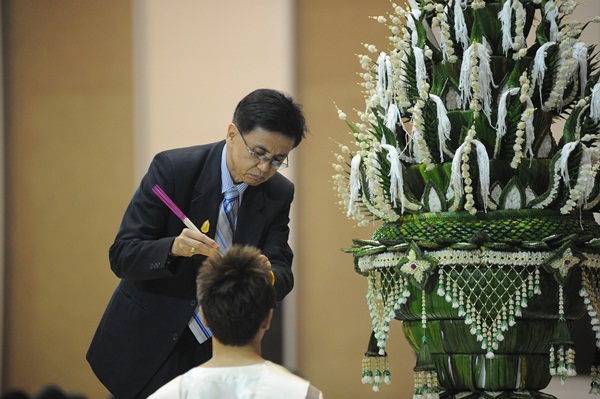 กรอสายใยบัว พิธีบายศรีสู่ขวัญ