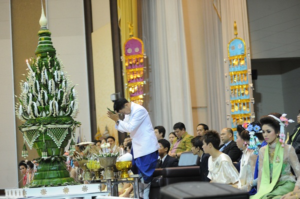 กรอสายใยบัว พิธีบายศรีสู่ขวัญ