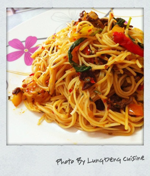 เสิร์ฟความอร่อย ด้วยหมี่ซั่วหอยลายพริกเผารสแซ่บ