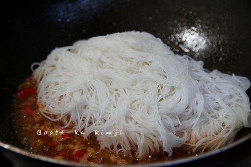 เมนูน่าหม่ำ เส้นหมี่ผัดผักกระเฉดรสแซบ
