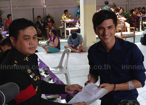 ชิน ชินวุฒ สละสิทธิ์ผ่อนผันทหาร โอดดามเหล็กข้อมือ ชิน ชินวุฒ สละสิทธิ์ผ่อนผันทหาร โอดดามเหล็กข้อมือ