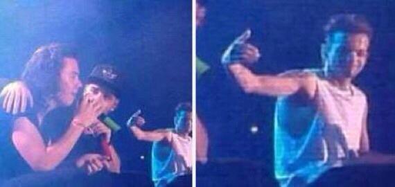 แฮร์รี่ สไตล์ ร้องไห้กลางเวที...ในวันที่ไม่มี เซน มาลิก One Direction แฮร์รี่ สไตล์ ร้องไห้กลางเวที...ในวันที่ไม่มี เซน มาลิก One Direction