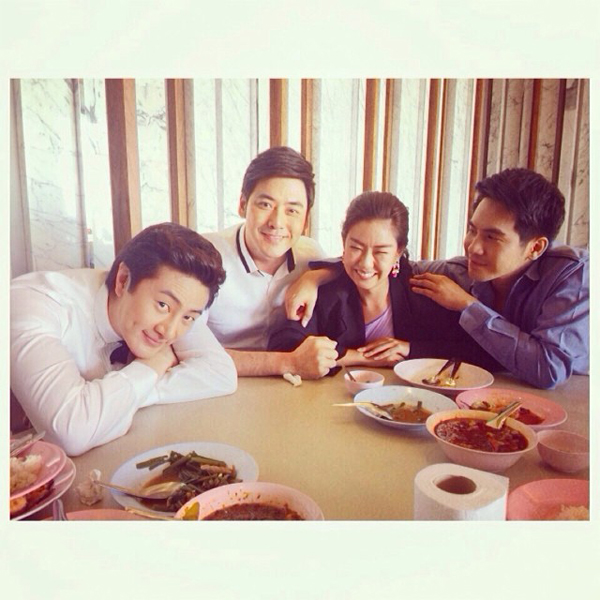โป๊ป มิว กับภาพคู่สุดหวานชวนจิ้น เบื้องหลังละครรักออกฤทธิ์ โป๊ป มิว กับภาพคู่สุดหวานชวนจิ้น เบื้องหลังละครรักออกฤทธิ์