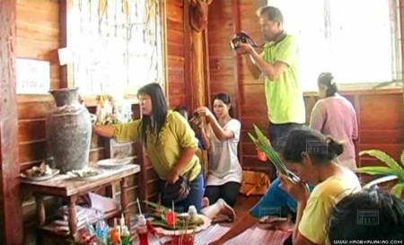 ชาวบ้านแห่ขอเลข แจกันโบราณ หลังมีคนถูกหวย 4 งวดซ้อน