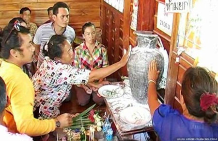 ชาวบ้านแห่ขอเลข แจกันโบราณ หลังมีคนถูกหวย 4 งวดซ้อน