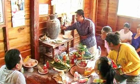 ชาวบ้านแห่ขอเลข แจกันโบราณ หลังมีคนถูกหวย 4 งวดซ้อน