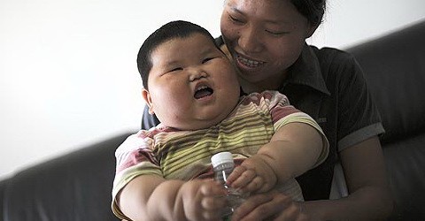 แม่จีนวอนหมอช่วยลูกสาวขวบครึ่ง หนักถึง 21 กก.
