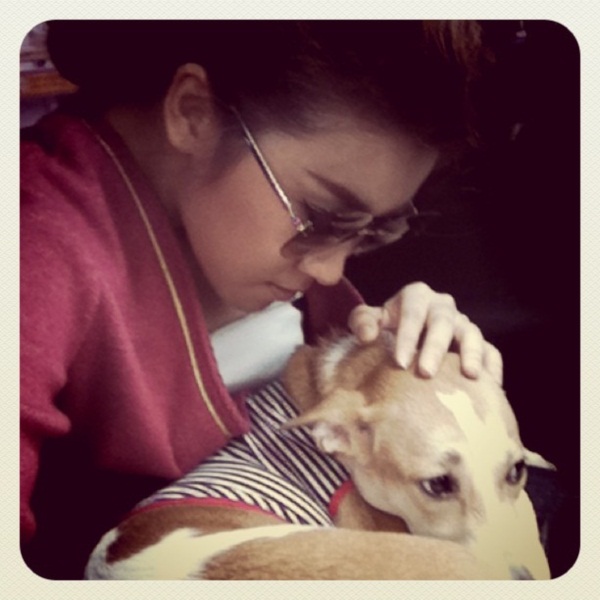 รวมภาพ...เชียร์ นางเอกใจบุญ รับเลี้ยงสุนัขขาขาด