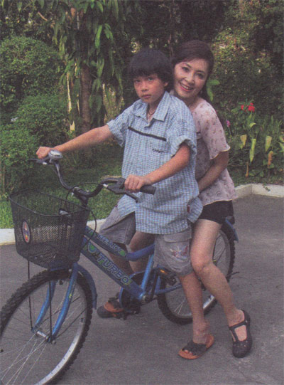 สายใยความรักความอบอุ่นในครอบครัวเขมะโยธิน