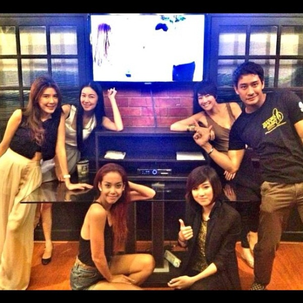 ชมภาพ...รวมพลนักแสดงดอกโศก ดูละครตอนอวสาน