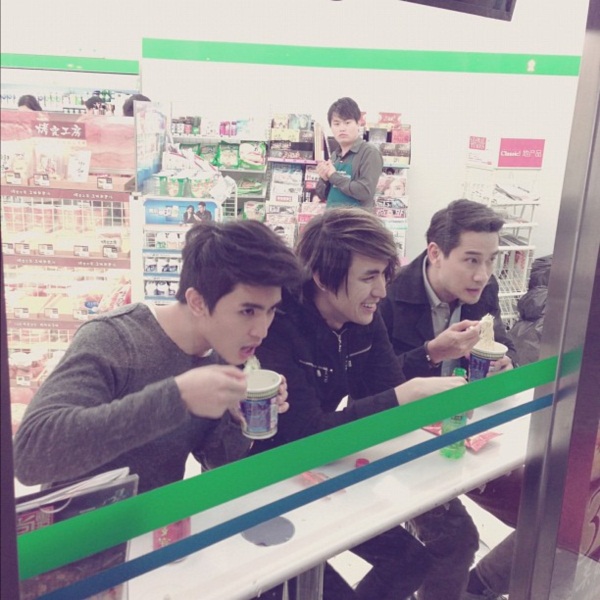 วิว วรรณรท ควง 5 หนุ่มสุดฮอต โชว์สเน่ห์ความเป็นไทยในเซี่ยงไฮ้