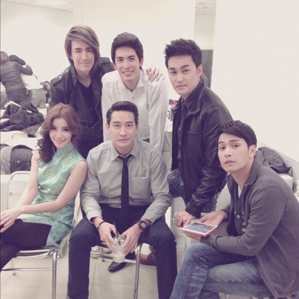 วิว วรรณรท ควง 5 หนุ่มสุดฮอต โชว์สเน่ห์ความเป็นไทยในเซี่ยงไฮ้