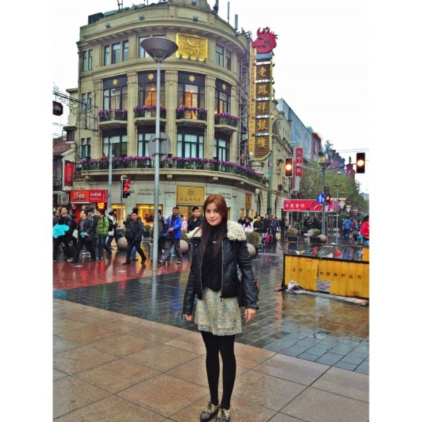 วิว วรรณรท ควง 5 หนุ่มสุดฮอต โชว์สเน่ห์ความเป็นไทยในเซี่ยงไฮ้