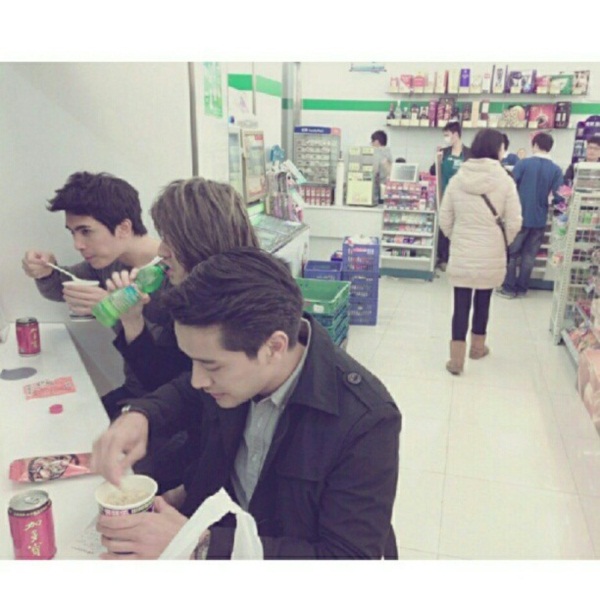 วิว วรรณรท ควง 5 หนุ่มสุดฮอต โชว์สเน่ห์ความเป็นไทยในเซี่ยงไฮ้