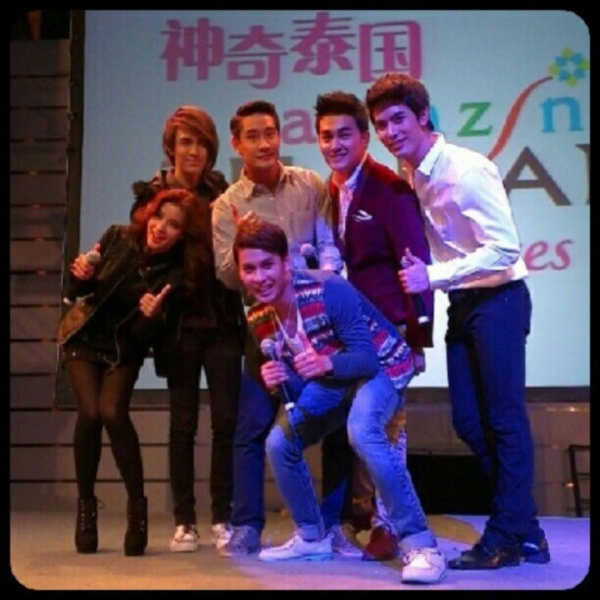 วิว วรรณรท ควง 5 หนุ่มสุดฮอต โชว์สเน่ห์ความเป็นไทยในเซี่ยงไฮ้