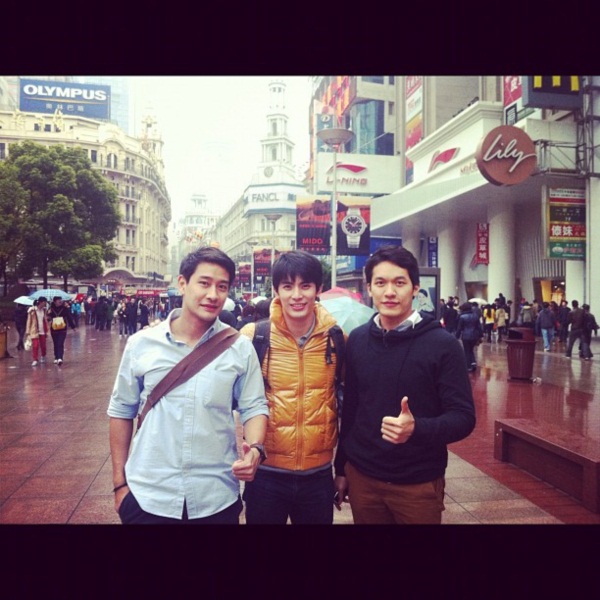 วิว วรรณรท ควง 5 หนุ่มสุดฮอต โชว์สเน่ห์ความเป็นไทยในเซี่ยงไฮ้