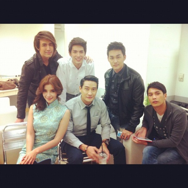 วิว วรรณรท ควง 5 หนุ่มสุดฮอต โชว์สเน่ห์ความเป็นไทยในเซี่ยงไฮ้