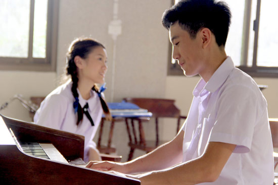 ฝ้าย แอมไฟน์ ซึ้ง น้ำตาแตกกลางกอง ในมิวสิควิดีโอเพลง ที่อยากถามจริงจริงคือ ฝ้าย แอมไฟน์ ซึ้ง น้ำตาแตกกลางกอง ในมิวสิควิดีโอเพลง ที่อยากถามจริงจริงคือ
