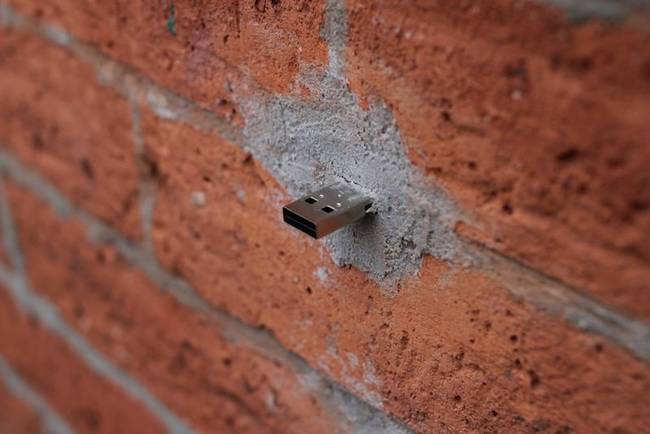 Dead Drops โครงการไอเดียเก๋ ฝัง Flashdrive ไว้ตามสถานที่ต่าง ๆ ทั่วโลก Dead Drops โครงการไอเดียเก๋ ฝัง Flashdrive ไว้ตามสถานที่ต่าง ๆ ทั่วโลก